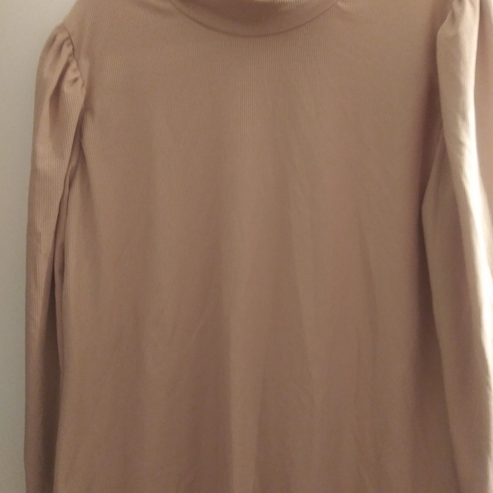 Cute boohoo brand beige shirt.